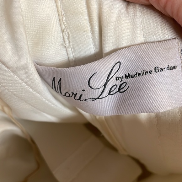 Wedding gown - Picture 4 of 15